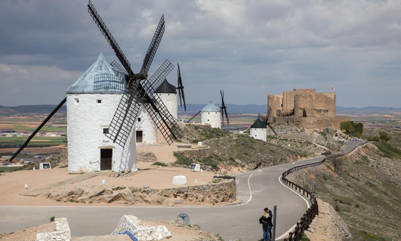 Photo taken on April 17, 2021 shows the windmills at Consuegra, Spain. The windmill is one of the representative landscapes of the Castile-La Mancha region in Spain.(Photo: Xinhua)