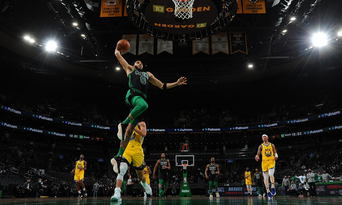 Jayson Tatum of the Boston Celtics dunks the ball against the Golden State Warriors on Saturday in Boston, Massachusetts. Photo: VCG