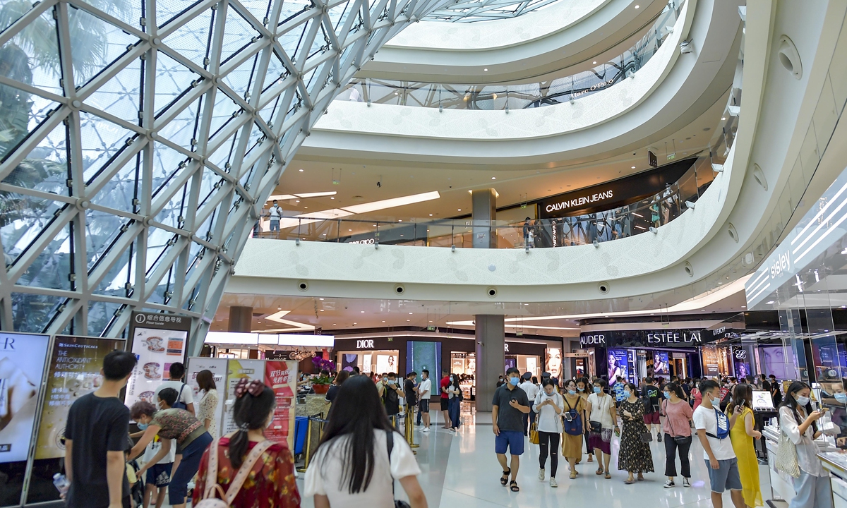 Customers shop at a duty-free mall in Sanya, South China's Hainan Province. Officials from Hainan said on Monday that sales of duty-free goods amounted to nearly 100 billion yuan ($15 billion) in the past 10 years, and the number of shoppers exceeded 25 million. Duty-free sales account for about 40 percent of Hainan's domestic tourism revenue. Photo: cnsphoto