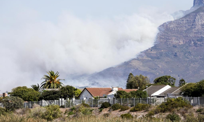 Heavy smoke rises from Table Mountain in Cape Town, South Africa, on April 18, 2021. South Africa's popular tourism spot and biodiversity hotspot Table Mountain is on fire, which led to the evacuation of visitors and university students nearby, sources said on Sunday.(Photo: Xinhua)