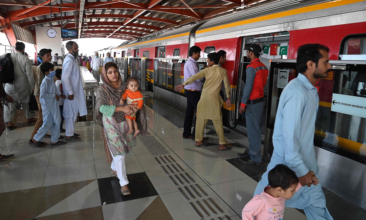 The Orange Line Metro Lahore welcomes the first batch of passengers on October 26, 2020. Photo: VCG
