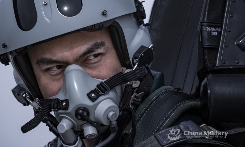A pilot assigned to an aviation brigade of the air force under the PLA Western Theater Command keeps a close eye on his mock opponent during an aerial combat training exercise under complex electromagnetic conditions in early April, 2021.(Photo: eng.chinamil.com.cn)