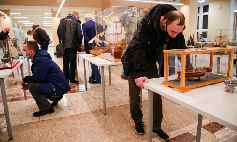 Visitors look at ship models during the Russian Championship and Moscow Open Cup in ship modelling in Moscow, Russia, on April 18, 2021. More than 160 models of ships and vessels, from the smallest ones 10-15 centimeters long to large models over 1.5 meters long, were presented during the competition.(Photo: Xinhua)