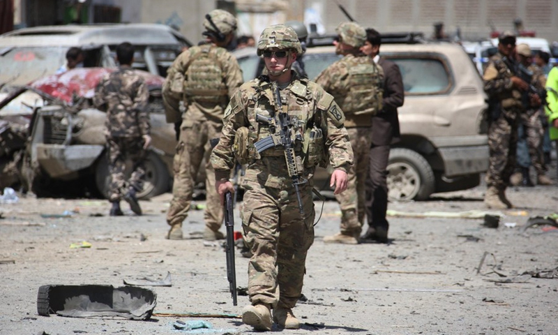 U.S. soldiers inspect the site of suicide car bombing in Kabul, Afghanistan, May 17, 2015.(Photo: Xinhua)