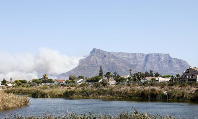 Heavy smoke rises from Table Mountain in Cape Town, South Africa, on April 18, 2021. South Africa's popular tourism spot and biodiversity hotspot Table Mountain is on fire, which led to the evacuation of visitors and university students nearby, sources said on Sunday.(Photo: Xinhua)