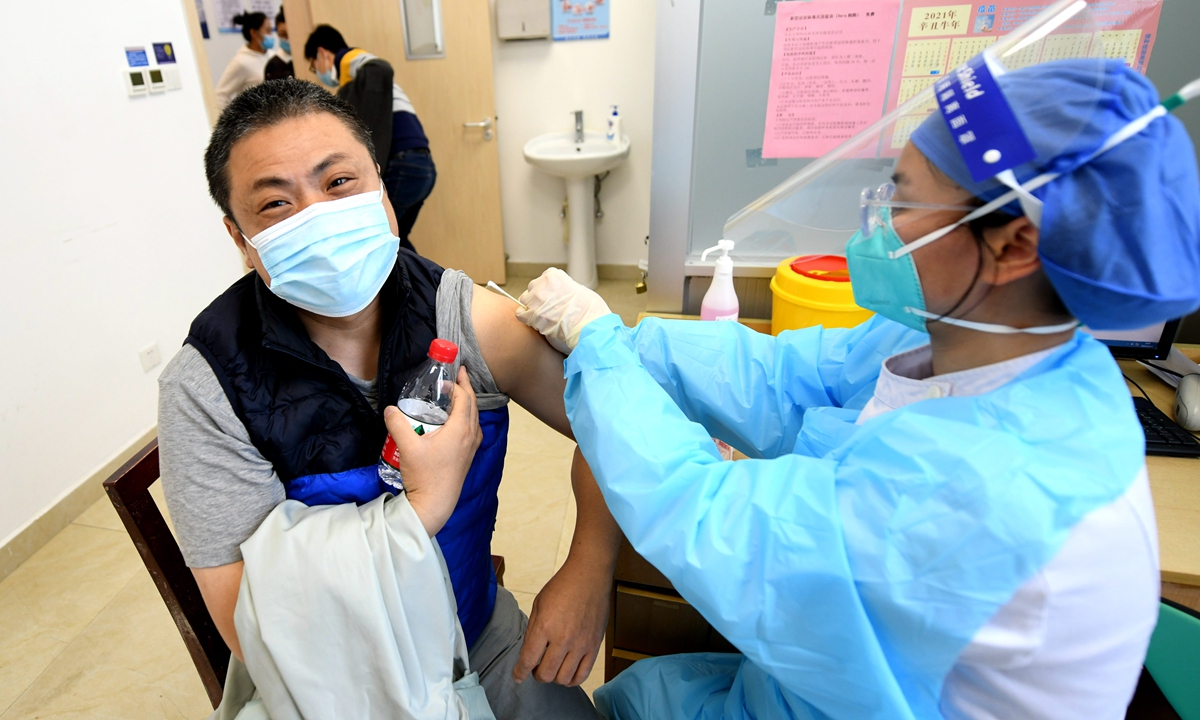 Some compatriots from the island of Taiwan receive their free and voluntary COVID-19 jabs at a hospital in Fuzhou, East China's Fujian Province on Monday. Taiwan compatriots can make online COVID-19 vaccination bookings through 