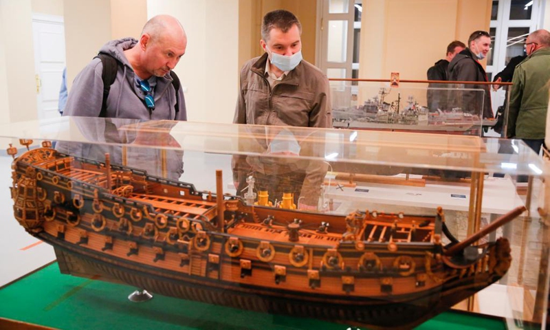 Visitors look at ship models during the Russian Championship and Moscow Open Cup in ship modelling in Moscow, Russia, on April 18, 2021. More than 160 models of ships and vessels, from the smallest ones 10-15 centimeters long to large models over 1.5 meters long, were presented during the competition.(Photo: Xinhua)