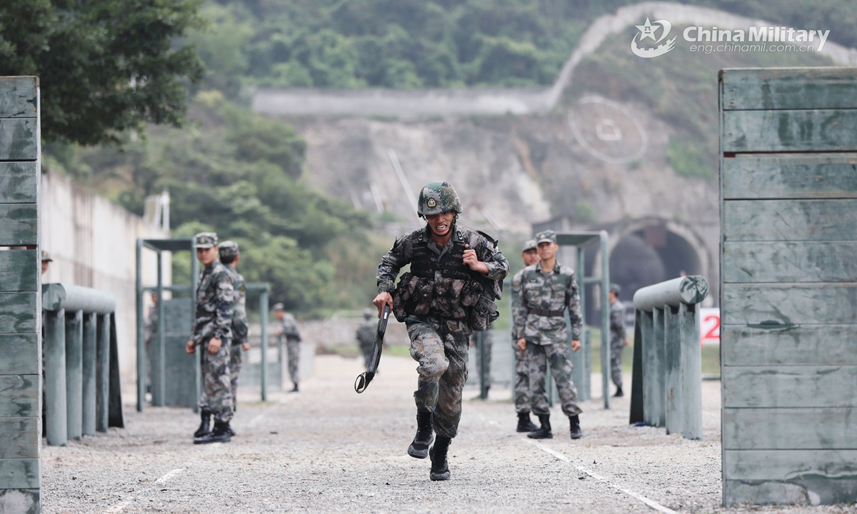 Members of a special operations force assigned to the PLA Macao Garrison participate in a comprehensive combat capability assessment,in order to check the combat capabilities of its special operations forces on coordination, skills and tactics on Apr 18, 2021.   Photo: China Military Online