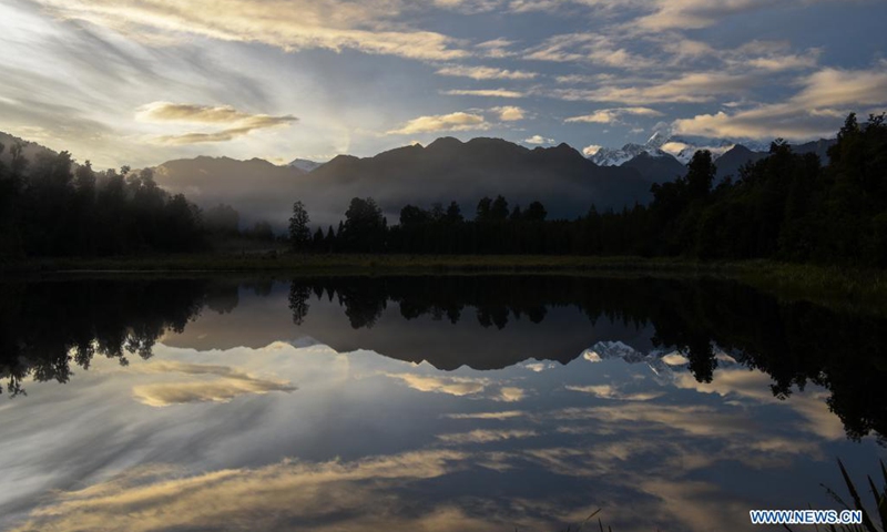 Photo taken on April 19, 2021 shows a scene of Matherson Lake near the township of Fox Glacier in southern island of New Zealand. The small glacial lake is famous for the reflected views of Mount Cook and Mount Tasman in the water.(Photo: Xinhua)