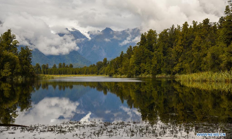Photo taken on April 19, 2021 shows a scene of Matherson Lake near the township of Fox Glacier in southern island of New Zealand. The small glacial lake is famous for the reflected views of Mount Cook and Mount Tasman in the water.(Photo: Xinhua)