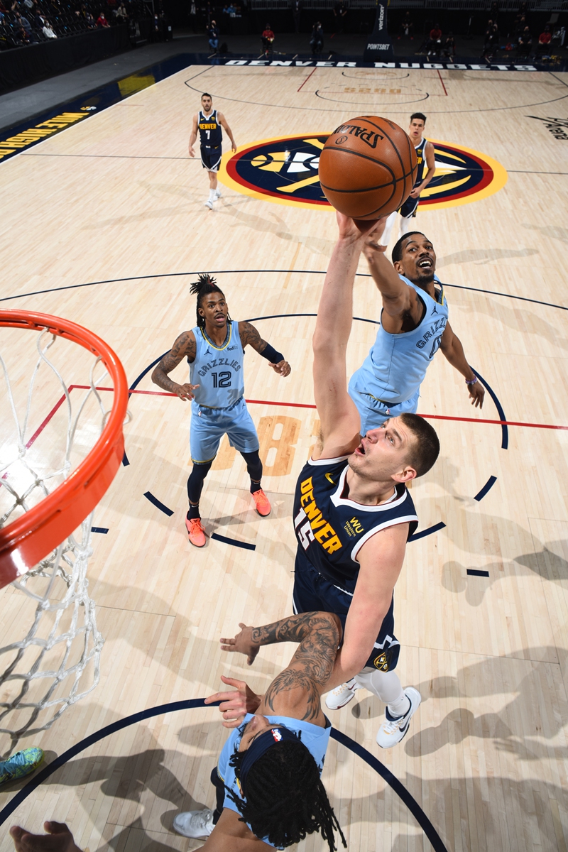 Nikola Jokic (No.15) of the Denver Nuggets grabs a rebound during the game against the Memphis Grizzlies on Monday in Denver, Colorado. Photo: VCG
