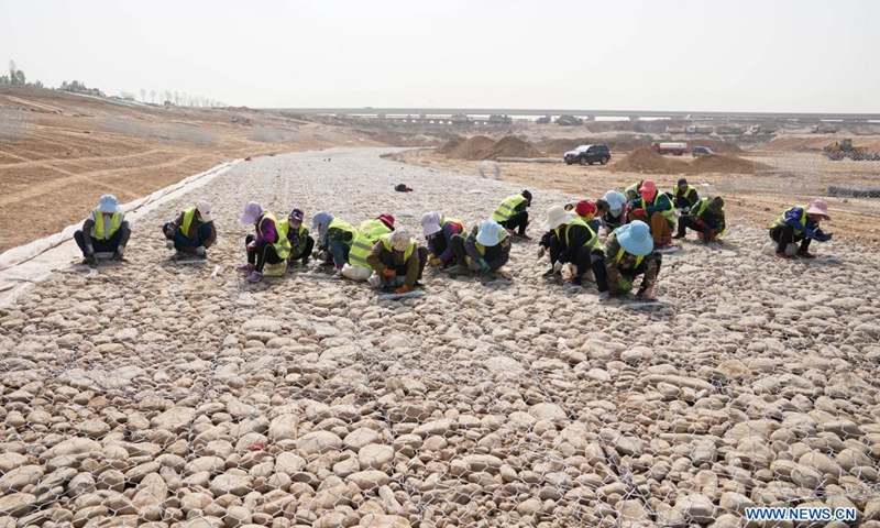 Photo taken on April 19, 2021 shows workers at the construction site of Hutuo River restoration project phase III in Shijiazhuang, north China's Hebei Province. The water quality and ecosystem in the Hutuo River have been improved thanks to the ecological restoration efforts.(Photo: Xinhua)
