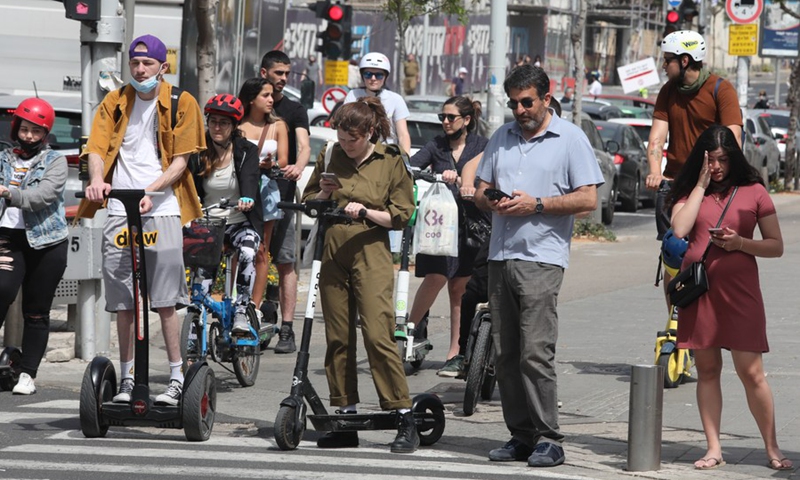 People wait to cross a road in Tel Aviv, Israel, on April 18, 2021.(Photo: Xinhua)