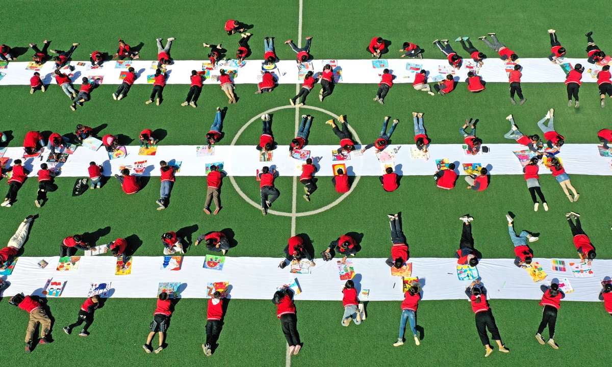 At a primary school in Taizhou city, East China's Zhejiang Province, 100 students create 100 color paintings at the same time on Tuesday, celebrating the upcoming 100th anniversary of the founding of the Communist Party of China.Photo: VCG