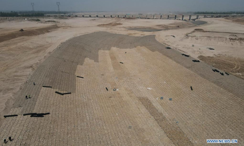 Aerial photo taken on April 19, 2021 shows workers at the construction site of Hutuo River restoration project phase III in Shijiazhuang, north China's Hebei Province. The water quality and ecosystem in the Hutuo River have been improved thanks to the ecological restoration efforts.(Photo: Xinhua)