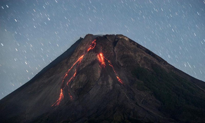 Photo taken on April 21, 2021 shows volcanic materials spewing from Mount Merapi, seen from Tunggul Arum in Yogyakarta, Indonesia.  Photo: Xinhua