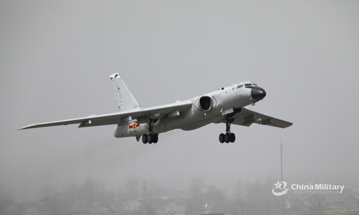 Fighter bombers attached to an air force aviation division under the PLA Eastern Theater Command carry out flight training under low-visibility conditions on March 30, 2021, aiming to improve the troops' penetration and assault capabilities.  Photo: China  Military Online
