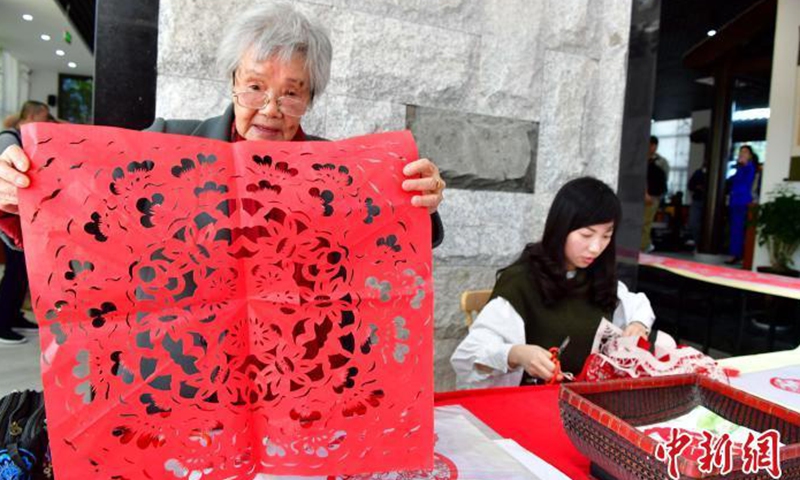 An inheritor of Tuorong Paper Cutting Art shows a piece of paper cutting, April 20, 2021.  Photo: China News Service