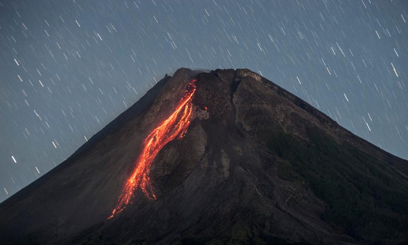 Photo taken on April 21, 2021 shows volcanic materials spewing from Mount Merapi, seen from Tunggul Arum in Yogyakarta, Indonesia.  Photo: Xinhua