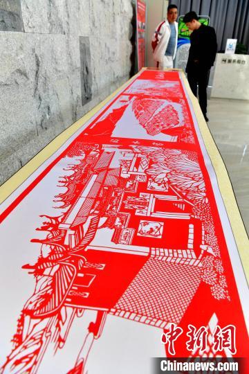 A masterpiece of a paper cut scroll “Grand view of eastern Fujian” is displayed at an industrial park exhibition hall in Ruorong County, Fujian Province, April 20, 2021.  Photo: China News Service