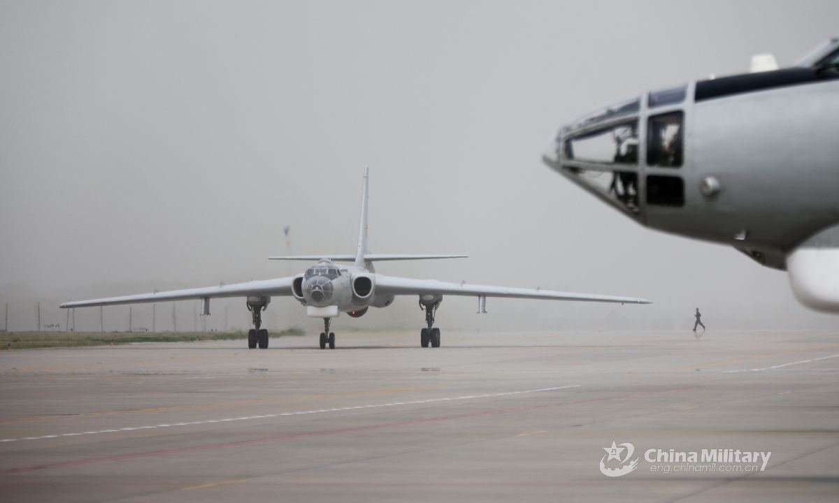 Fighter bombers attached to an air force aviation division under the PLA Eastern Theater Command carry out flight training under low-visibility conditions on March 30, 2021, aiming to improve the troops' penetration and assault capabilities. Photo: China  Military Online