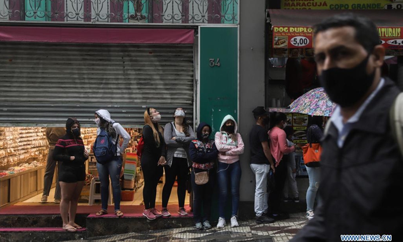 Consumers wait to enter a store on the first business day after commerce closures as a prevention measure against COVID-19 outbreak, in Sao Paulo, Brazil, on April 19, 2021.(Photo: Xinhua)