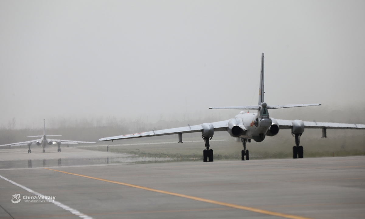 Fighter bombers attached to an air force aviation division under the PLA Eastern Theater Command carry out flight training under low-visibility conditions on March 30, 2021, aiming to improve the troops' penetration and assault capabilities. Photo: China  Military Online