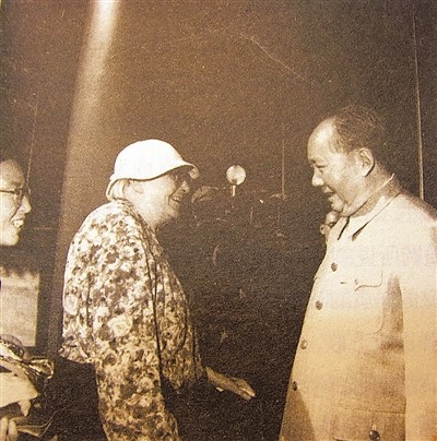 A cordial meeting between Mao Zedong and Anna Louise Strong on the Tian’anmen Gate Tower in 1965 
