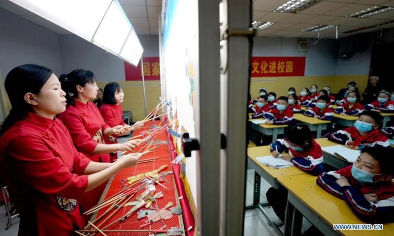 Artists perform a shadow puppet show for students at the No. 6 Middle School in Shahe City, north China's Hebei Province, April 21, 2021. The middle school has invited local artists to introduce the traditional shadow play to students as a part of effort to have its students better know intangible culture heritage.(Photo: Xinhua)