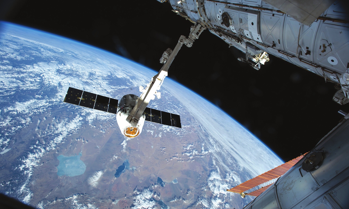 The Canadarm 2 reaches out to grapple the SpaceX Dragon cargo spacecraft and prepare it to be pulled into its port on the International Space Station on April 17, 2015. Photo: VCG