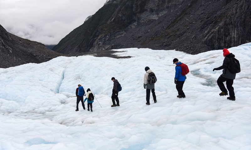 Glacier guide Jeroen Verhees from Netherlands guide tourists to hike on Fox Glacier at an altitude range between 500 to 700 metres on April 19, 2021.(Photo: Xinhua)