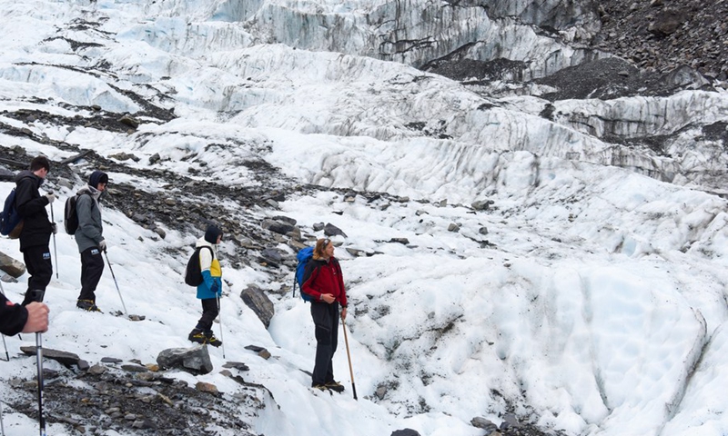 Glacier guide Jeroen Verhees from Netherlands guide tourists to hike on Fox Glacier at an altitude range between 500 to 700 metres on April 19, 2021.(Photo: Xinhua)