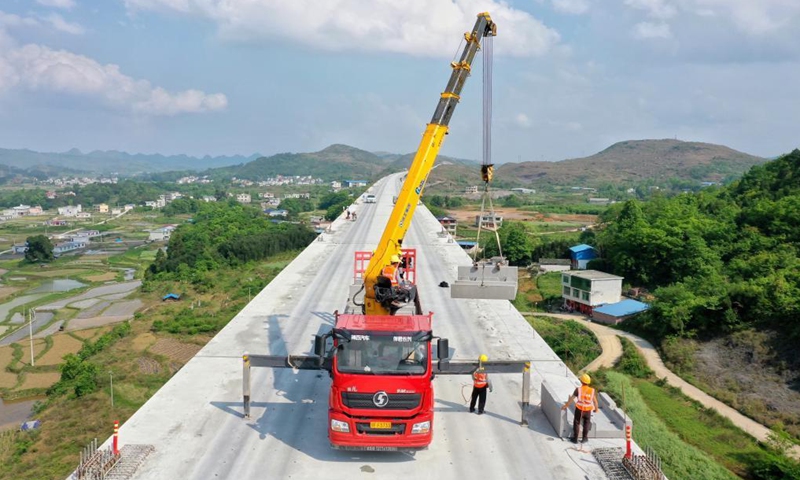 Aerial photo taken on April 21, 2021 shows workers carry out construction on the grand bridge of Guiyang-Nanning high-speed railway in Dushan County, southwest China's Guizhou Province. Guiyang-Nanning high-speed railway is designed with a maximum speed of 350 km per hour.Photo:Xinhua