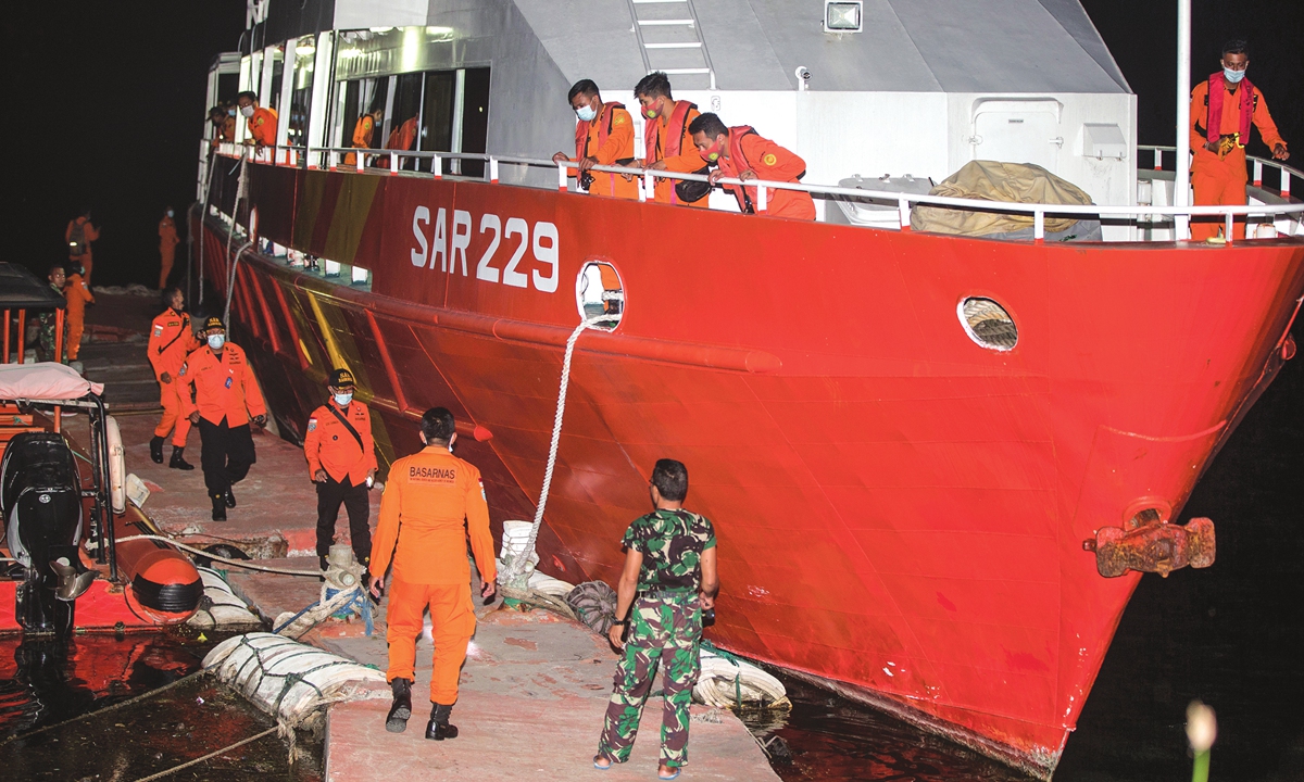Members of National Search and Rescue Agency prepare for a search mission in Bali, Indonesia on Wednesday. Photo: VCG