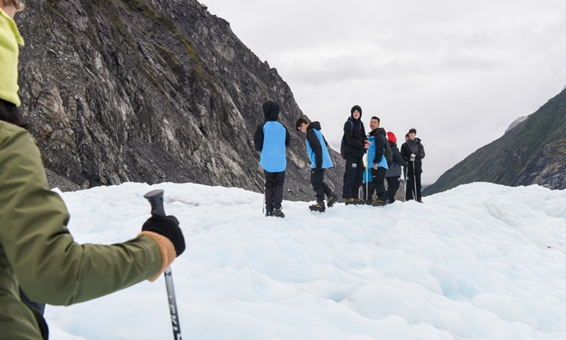Glacier guide Jeroen Verhees from Netherlands guide tourists to hike on Fox Glacier at an altitude range between 500 to 700 metres on April 19, 2021.(Photo: Xinhua)