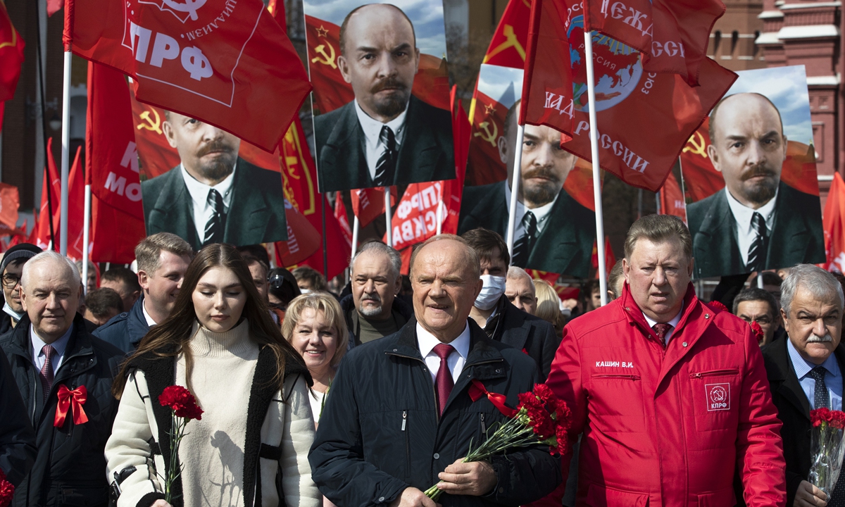 Russian Communist Party leader Gennady Zyuganov, center, and communist supporters hold their flags and portraits of Vladimir Lenin as they walk to visit the Mausoleum of the Soviet founder Vladimir Lenin to mark the 151st anniversary of his birth, in Moscow, Russia, Thursday, April 22, 2021. Photo: AFP