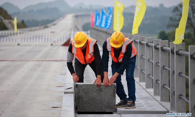 Photo taken on April 20, 2021 shows workers carry out construction on the grand bridge of Guiyang-Nanning high-speed railway in Dushan County, southwest China's Guizhou Province. Guiyang-Nanning high-speed railway is designed with a maximum speed of 350 km per hour.Photo:Xinhua