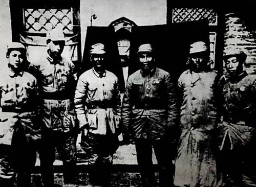 Group photo of Zhu De and members of the Indian Medical Team to China including Dr. Kotnis (second from right)