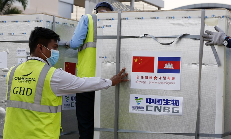 Workers transfer the China-donated Sinopharm COVID-19 vaccines at Phnom Penh International Airport in Phnom Penh, Cambodia, Feb. 7, 2021.File photo:Xinhua