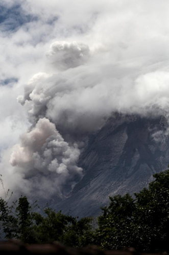 Photo taken on April 23, 2021 shows white smoke spewing from Mount Merapi as seen from Sleman in Yogyakarta, Indonesia.Photo:Xinhua