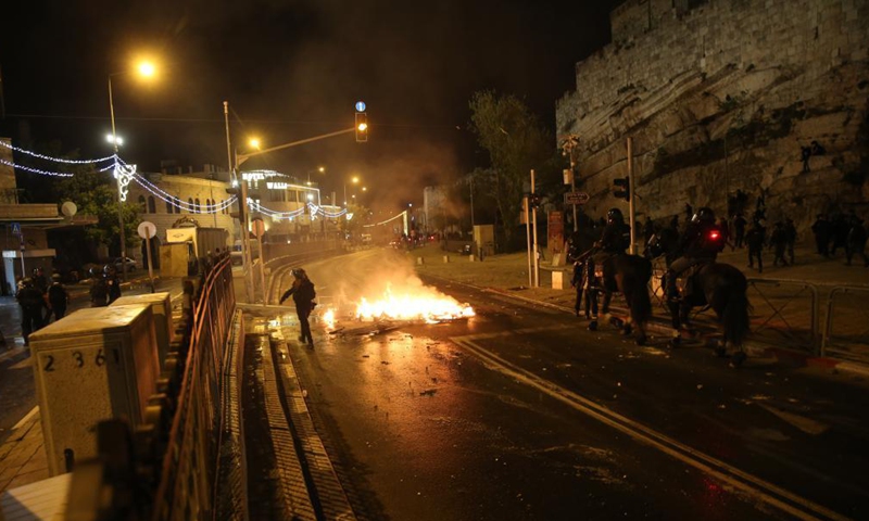 Members of the Israeli security forces stand guard during clashes between Palestinians and Israelis in east Jerusalem, on April 22, 2021. Dozens of people were injured and dozens more arrested as clashes erupted between Palestinians and Israelis in east Jerusalem on Thursday night.Photo:Xinhua