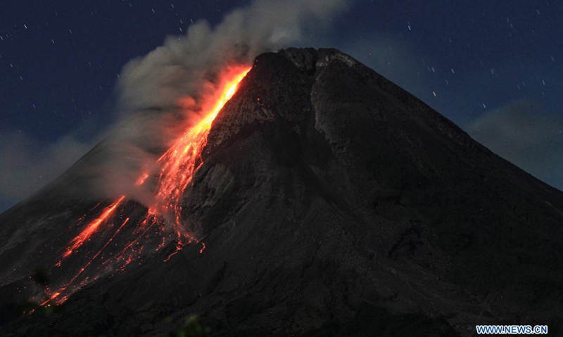 Photo taken on April 24, 2021 shows Mount Merapi spewing volcanic materials and smoke as seen from Wonokerto in Sleman district, Yogyakarta, Indonesia.Photo:Xinhua