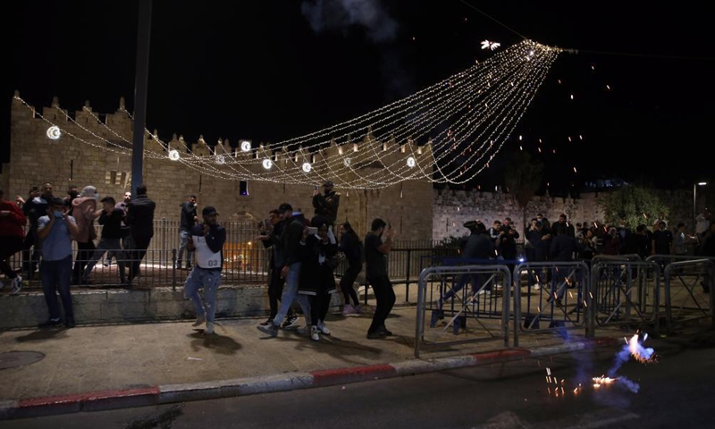 People react during clashes between Palestinians and Israelis in east Jerusalem, on April 22, 2021. Dozens of people were injured and dozens more arrested as clashes erupted between Palestinians and Israelis in east Jerusalem on Thursday. Photo:Xinhua
