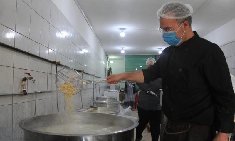 A volunteer of a charity organization prepares Ramadan food to distribute to the poor for free in Tripoli, Lebanon, on April 22, 2021. Photo:Xinhua