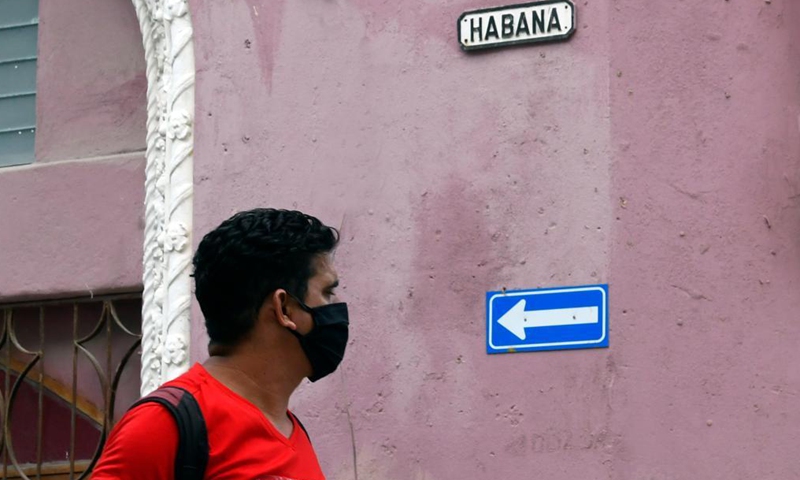 A man wearing a face mask walks on a street in Havana, Cuba, April 22, 2021. Cuba registered on Thursday 1,207 new COVID-19 infections in one day, the highest recorded daily figure, bringing the tally to 97,967 cases, the Ministry of Public Health said, adding that there were also another 12 deaths, for a total of 559. Photo:Xinhua