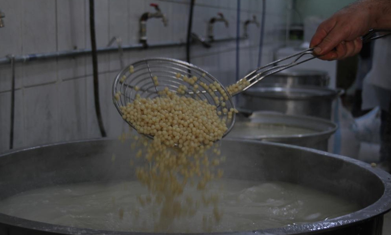 A volunteer of a charity organization prepares Ramadan food to distribute to the poor for free in Tripoli, Lebanon, on April 22, 2021.Photo:Xinhua