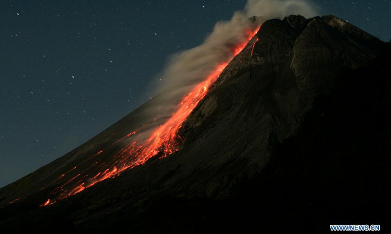 Photo taken on April 24, 2021 shows Mount Merapi spewing volcanic materials and smoke as seen from Turgo Purwobinangun in Sleman district, Yogyakarta, Indonesia.Photo:Xinhua
