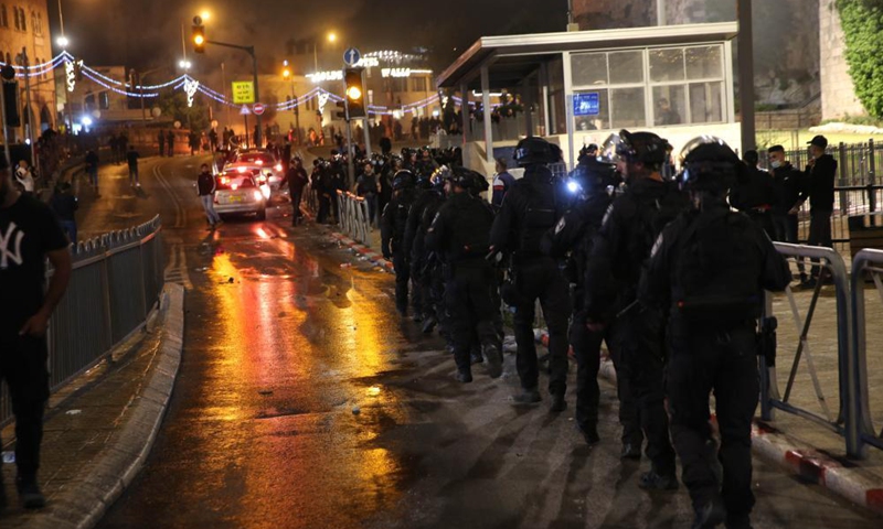Members of the Israeli security forces stand guard during clashes between Palestinians and Israelis in east Jerusalem, on April 22, 2021. Dozens of people were injured and dozens more arrested as clashes erupted between Palestinians and Israelis in east Jerusalem on Thursday night.Photo:Xinhua