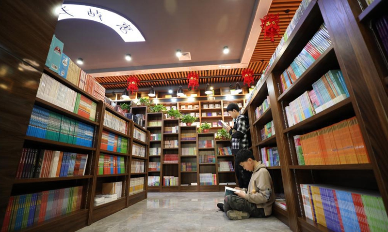 Children read books on World Book Day in Longyao County, north China's Hebei Province, April 23, 2021.Photo:Xinhua