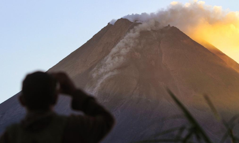 Photo taken on April 23, 2021 shows white smoke spewing from Mount Merapi as seen from Sleman in Yogyakarta, Indonesia.Photo:Xinhua